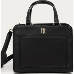 Tommy Hilfiger - Torebka. Czarne listonoszki damskie TOMMY HILFIGER, w paski, ze skóry ekologicznej, na ramię, małe, bez dodatków. Za 699,90 zł.