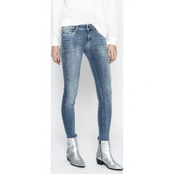 Pepe Jeans - Jeansy Pixie Studs. Niebieskie jeansy damskie skinny marki Pepe Jeans, z elastanu, z obniżonym stanem. W wyprzedaży za 369,90 zł.