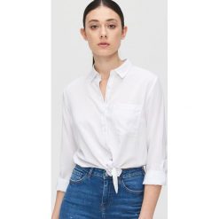 Bluzka z wiązaniem - Biały. Białe bluzki damskie Cropp, s, bez wzorów, bez kołnierzyka, bez rękawów. Za 59,99 zł.