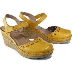 MANITU 910999-6 gelb, sandały damskie. Koturny damskie Manitu, bez obcasa, na koturnie, bez zapięcia. Za 219,90 zł.
