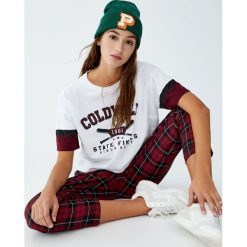Koszulka w stylu college z kontrastowymi rękawami. Szare koszulki damskie Pull&Bear, bez wzorów, z kontrastowym kołnierzykiem, z krótkim rękawem. Za 49,90 zł.