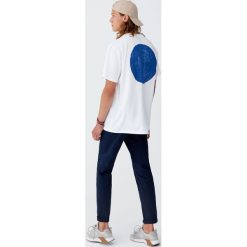 Koszulka z kółkiem na kieszonce. Białe koszulki męskie Pull&Bear, m, bez wzorów, bez kołnierzyka, z krótkim rękawem, krótkie. Za 49,90 zł.