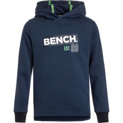 Bench HOODIE Bluza z kapturem dark navy blue. Niebieskie bluzy męskie Bench, z bawełny, z kapturem. W wyprzedaży za 188,10 zł.