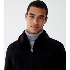 Sztruksowa kurtka pilotka z kołnierzem ze sztucznym futerkiem. Czarne kurtki męskie marki Pull&Bear, m, bez wzorów, ze sztruksu, bez kaptura. Za 229,00 zł.