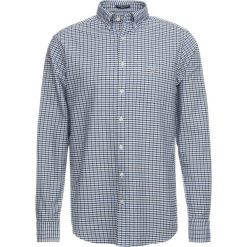 GANT THE OXFORD GINGHAM REGULAR FIT Koszula marine. Niebieskie koszule męskie GANT, xxl, bez wzorów, z bawełny, marine, bez kołnierzyka, bez rękawów. Za 419,00 zł.