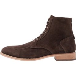 Shoe The Bear JAMIE Botki sznurowane brown. Brązowe bez kategorii marki Shoe The Bear, z materiału, na sznurówki. W wyprzedaży za 535,20 zł.