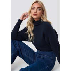 NA-KD Sweter z dzianiny z wywijanym golfem - Blue. Niebieskie swetry damskie NA-KD, bez wzorów, z dzianiny, bez rękawów. Za 121,95 zł.