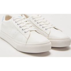 Sneakersy z holograficznymi wstawkami - Biały. Białe sneakersy damskie House. Za 69,99 zł.