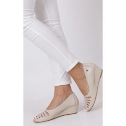 Beżowe półbuty skórzane peep toe ażurowe na koturnie z odkrytymi palcami maciejka 04019-22/00-1. Brązowe koturny damskie Maciejka, z otwartym noskiem, bez obcasa, na koturnie, bez zapięcia. Za 299,99 zł.