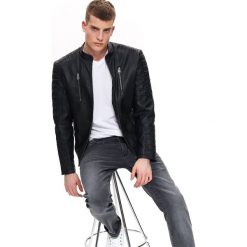 KURTKA BIKER Z EKOLOGICZNEJ SKÓRY. Czarne kurtki męskie marki Top Secret, na lato, xxl, bez wzorów, ze skóry ekologicznej, eleganckie, krótkie, bez kaptura. Za 279,99 zł.