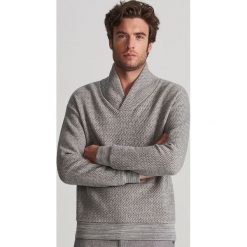 Bluza z ozdobnym kołnierzem - Jasny szary. Szare bluzy męskie Reserved, s, bez wzorów, bez kołnierzyka, bez rękawów, bez kaptura. Za 139,99 zł.