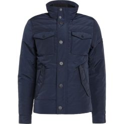 J.LINDEBERG BAILEY Kurtka przejściowa navy. Niebieskie kurtki męskie marki J.LINDEBERG, xl, bez wzorów, z poliesteru, bez kaptura. W wyprzedaży za 818,35 zł.