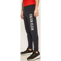 Calvin Klein Performance - Spodnie. Niebieskie spodnie męskie Calvin Klein Performance, na co dzień, xl, z nadrukiem, z bawełny. Za 359,90 zł.