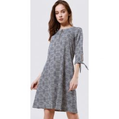 Szaro-Niebieska Sukienka Deferential. Szare sukienki damskie Born2be, xl, bez wzorów, z okrągłym kołnierzem, bez rękawów, mini. Za 59,99 zł.