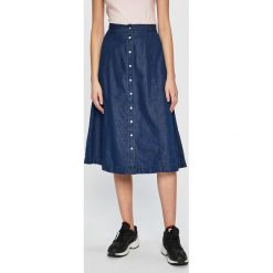 Calvin Klein Jeans - Spódnica jeansowa. Niebieskie spódniczki damskie Calvin Klein Jeans, bez wzorów, z bawełny, z podwyższonym stanem, midi, rozkloszowane. Za 399,90 zł.