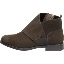 Sztyblety, botki damskie S.BARSKI 66-33 KHAKI. Brązowe botki damskie S.barski, klasyczne, na wysokim obcasie, na obcasie, bez zapięcia. W wyprzedaży za 139,00 zł.