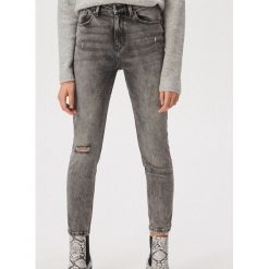 Dopasowane jeansy slim high waist - Szary. Szare jeansy damskie Sinsay, bez wzorów, z jeansu, z podwyższonym stanem. Za 69,99 zł.