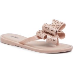 Japonki MELISSA - Flip Flop Sweet Ad 32447 Pink/Rose 52932. Różowe klapki damskie Melissa, z aplikacjami, z tworzywa sztucznego, bez obcasa, na obcasie. Za 269,00 zł.