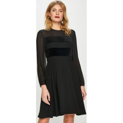Tommy Hilfiger - Sukienka Leila. Czarne sukienki damskie TOMMY HILFIGER, na co dzień, bez wzorów, z elastanu, z okrągłym kołnierzem, z długim rękawem, długie, mini, rozkloszowane. W wyprzedaży za 359,90 zł.