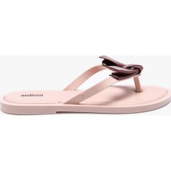 Melissa - Japonki Comfy. Różowe klapki damskie Melissa, bez wzorów, z gumy, bez obcasa, na obcasie. W wyprzedaży za 79,90 zł.
