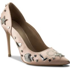 Szpilki GUESS - Belle2 FLBE21 SAT08 BLUSH. Różowe szpilki ze skóry licowej Guess, z aplikacjami, eleganckie, bez obcasa, na obcasie, bez zapięcia. W wyprzedaży za 369,00 zł.