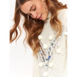 Sweter długi rękaw damski luźny. Białe swetry damskie Top Secret, na zimę, z aplikacjami, z dzianiny, eleganckie, z długim rękawem, długie, bez kaptura. W wyprzedaży za 119,99 zł.