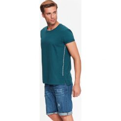 T-SHIRT MĘSKI Z NADRUKOWANYMI NAPISAMI PO BOKACH. Czarne t-shirty męskie marki Top Secret, m. Za 19,99 zł.