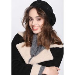 Czarny Beret Spring Look. Czarne berety damskie Born2be, z aplikacjami. Za 69,99 zł.