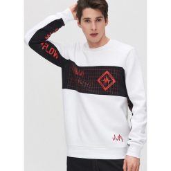 Bluza z nadrukiem - Biały. Białe bluzy męskie Cropp, s, z nadrukiem, bez kołnierzyka, bez rękawów, bez kaptura. Za 79,99 zł.