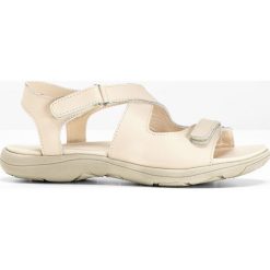 Sandały skórzane bonprix koniakowy. Pomarańczowe koturny damskie bonprix, w paski, na niskim obcasie, na koturnie, z paskami. Za 89,99 zł.