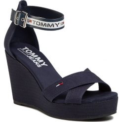 Sandały TOMMY JEANS - Chunky Tape Wedge EN0EN00840 Twilight Navy C87. Niebieskie klapki damskie Tommy Jeans, bez wzorów, z jeansu, bez obcasa, na obcasie. W wyprzedaży za 319,00 zł.