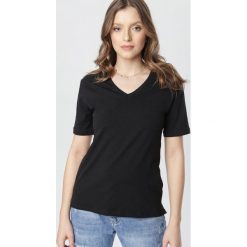 Czarny T-shirt Sada. Czarne bluzki damskie Born2be, s, z aplikacjami, z dzianiny, bez kołnierzyka. Za 54,99 zł.