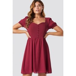 Trendyol Sukienka mini z guzikami - Red. Czerwone sukienki damskie marki Trendyol, w paski, z dekoltem na plecach, z krótkim rękawem, krótkie, mini. Za 161,95 zł.