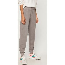 Reebok Classic - Spodnie. Fioletowe spodnie damskie Reebok Classic, s, bez wzorów, z elastanu. Za 199,90 zł.