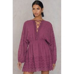 Sukienki: NA-KD Boho Koronkowa sukienka ze sznurowaniem – Purple