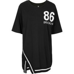 Shirt z ramionami typu oversize bonprix czarny. Czarne koszulki damskie marki bonprix, z nadrukiem, z asymetrycznym kołnierzem. Za 59,99 zł.