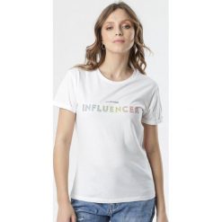 Biały T-shirt Calligenia. Białe bluzki damskie Born2be, s, z napisami, klasyczne, z okrągłym kołnierzem, z krótkim rękawem. Za 39,99 zł.