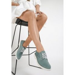 Miętowe Półbuty Thoosa. Zielone półbuty damskie Renee, z napisami, eleganckie, z okrągłym noskiem, na niskim obcasie, na płaskiej podeszwie, na sznurówki. Za 79,99 zł.