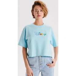 Koszulka z haftem Disney - Niebieski. Niebieskie koszulki damskie Cropp, s, z haftami, bez kołnierzyka, bez rękawów. W wyprzedaży za 29,99 zł.