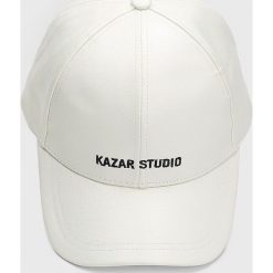 Kazar Studio - Czapka. Białe czapki damskie . W wyprzedaży za 79,90 zł.