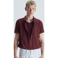 Koszula z krótkim rękawem basic - Bordowy. Czerwone koszule męskie Cropp, s, bez wzorów, bez kołnierzyka, z krótkim rękawem. Za 59,99 zł.