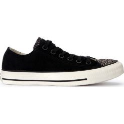 Converse czarne 157666 Chuck Taylor All Star. Czarne trampki i tenisówki damskie Converse, bez wzorów, ze skóry, na sznurówki. W wyprzedaży za 279,00 zł.