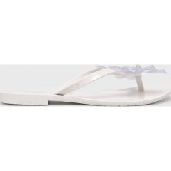 Melissa - Japonki Harmonic Bow. Białe klapki damskie Melissa, bez wzorów, z gumy, bez obcasa, na obcasie. W wyprzedaży za 139,90 zł.