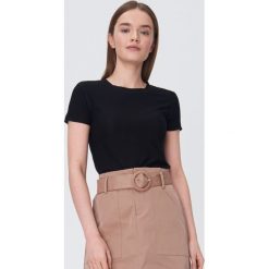 Bluzka basic z wiskozy - Czarny. Czarne bluzki damskie Sinsay, s, bez wzorów, z wiskozy, bez kołnierzyka, bez rękawów. Za 19,99 zł.