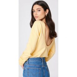 NA-KD Basic Sweter z głębokim dekoltem z tyłu - Yellow. Żółte swetry damskie marki NA-KD Basic, bez wzorów, bez rękawów, bez kaptura. W wyprzedaży za 40,47 zł.