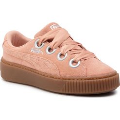 Sneakersy PUMA - Platform Kiss Suede 366461 03 Peach Beige/Puma Silver. Pomarańczowe półbuty damskie Puma, na co dzień, bez wzorów, ze skóry, bez obcasa, bez zapięcia. W wyprzedaży za 219,99 zł.