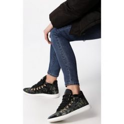 Czarne Sneakersy Millington. Czarne buty sportowe damskie Born2be, moro, z gumy, sportowe. Za 99,99 zł.