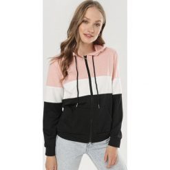 Jasnoróżowa Bluza Kaithea. Różowe bluzy damskie Born2be, s, bez wzorów, bez rękawów, bez kaptura. W wyprzedaży za 69,99 zł.