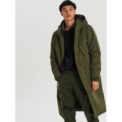 Długi płaszcz z kapturem - Khaki. Brązowe płaszcze męskie Cropp, s, bez wzorów, długie, z kapturem. Za 429,99 zł.