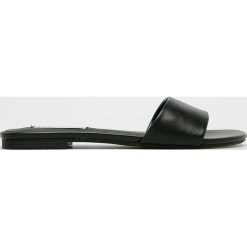 Steve Madden - Klapki Bevy. Czarne klapki damskie Steve Madden, bez wzorów, z materiału, bez obcasa, na płaskiej podeszwie. W wyprzedaży za 199,90 zł.